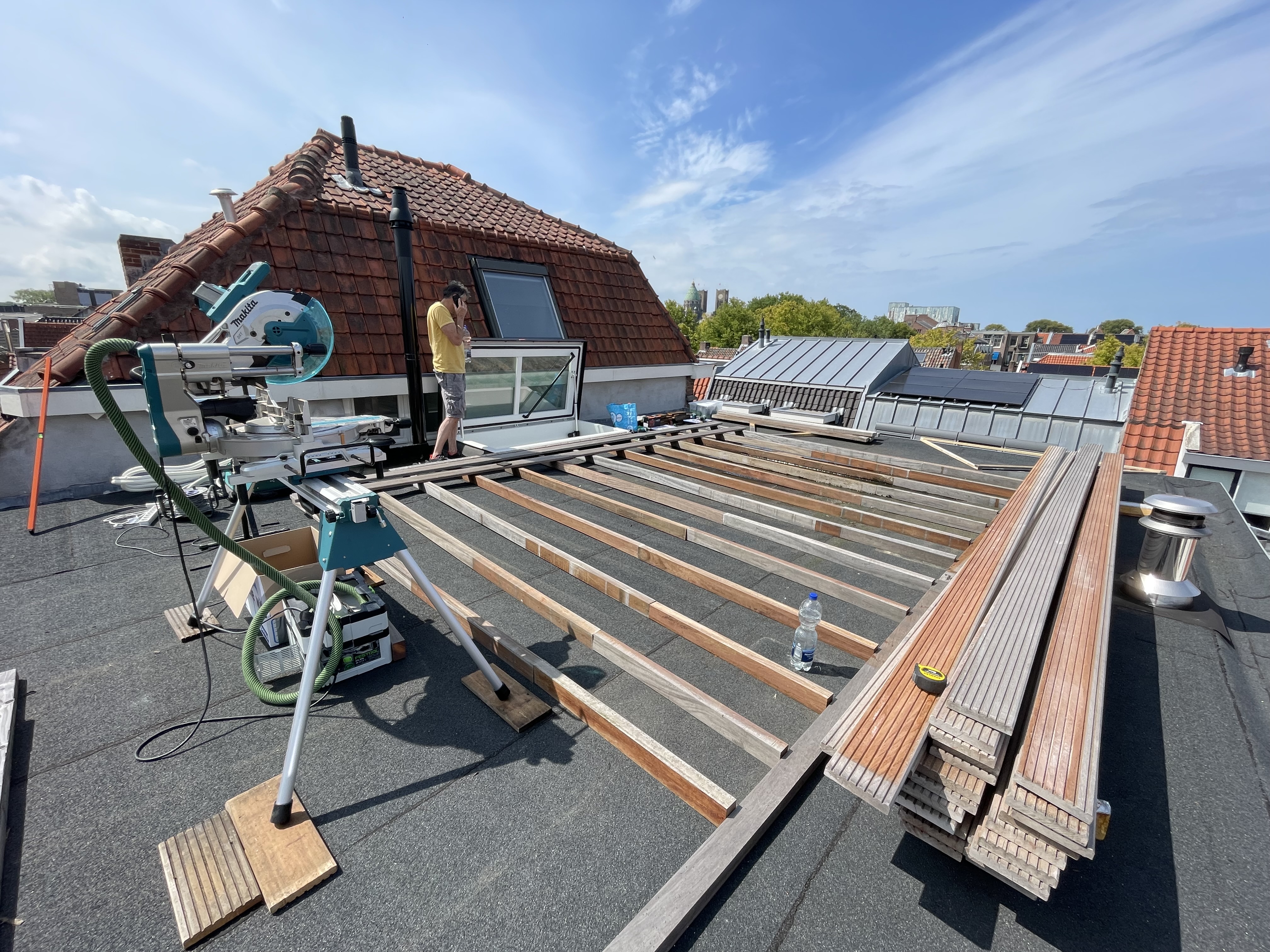 Hardhouten vlonder dakterras Haarlem in aanbouw
